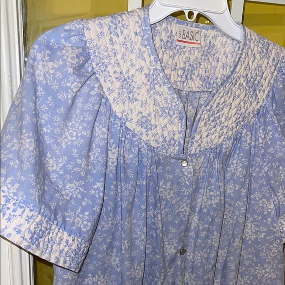 Floral Button-Up gown - Picture 2 of 6